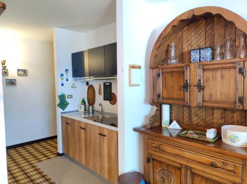 圣马西莫La finestra sul Matese的一个带木制橱柜和水槽的厨房