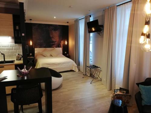 于伊PortaNova 21的酒店客房,配有一张床铺和一张桌子,还有一间客房