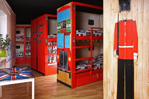 派蒂哥斯卡Хостел Жить просто 2的一间商店,里面装有红色的架子和一台冰箱