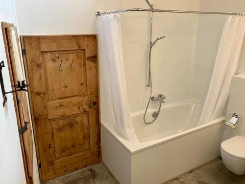 圣玛利亚瓦尔姆斯塔尔Stalla d' Immez的带浴缸、淋浴和卫生间的浴室