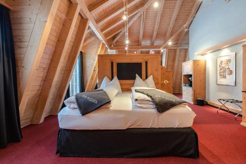 萨沃宁皮兹米特格尔酒店的一间卧室,卧室内配有一张大床