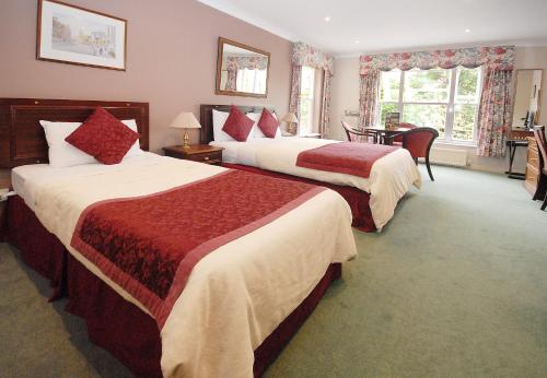 牛津Marlborough House - Guest House的酒店客房配有两张床和一张书桌
