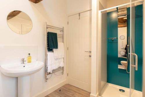 登比Dyffryn Cottage - King bed, self-catering cottage with Hot Tub的白色的浴室设有水槽和淋浴。