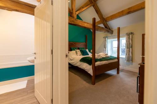 登比Dyffryn Cottage - King bed, self-catering cottage with Hot Tub的一间卧室配有双层床和镜子