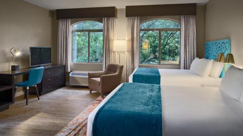 圣安东尼奥圣安东尼奥河滨靛蓝酒店的一间酒店客房,设有两张床和电视