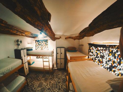 圣佩德罗·德·阿塔卡马雷伊拉加尔托旅馆 的一间客房内配有两张双层床的房间