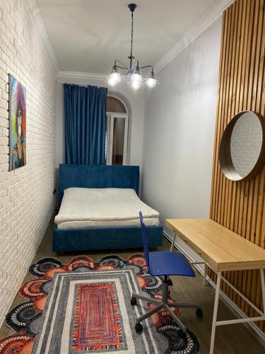 派蒂哥斯卡Apartment na Kirova 37的一间卧室配有一张床、一张桌子和一张桌子