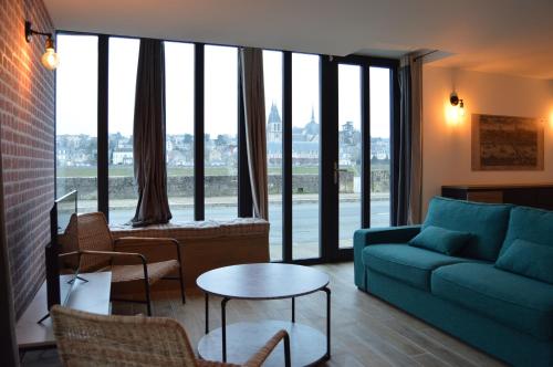 布鲁瓦"Gîte Le Relais Viennois" vue sur Loire & linge inclus的客厅配有沙发和桌椅