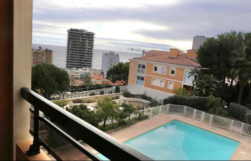 博索莱伊Azzurra的阳台享有游泳池的景致。