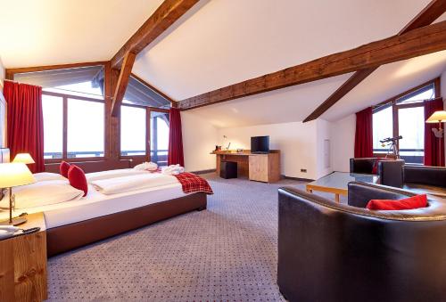 巴特科尔格鲁布施灵格斯霍夫酒店的一间带大床的卧室和一间客厅