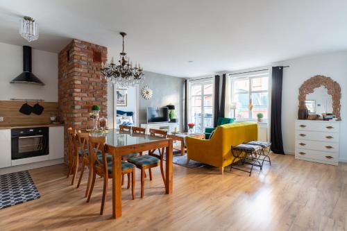 埃尔布隆格Bea Home Elblag - dwie sypialnie的厨房以及带餐桌和黄色椅子的用餐室。