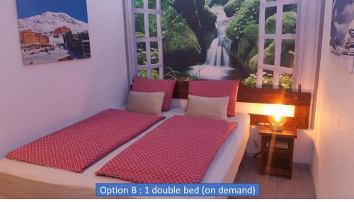 于埃Superb view+Swim Pool+Smart TV+Netflix+Projector的一间卧室配有一张带红色靠垫的床和窗户。