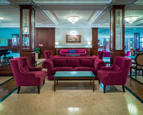 阿斯塔纳阿斯塔纳丽笙酒店的客厅配有沙发和两把椅子
