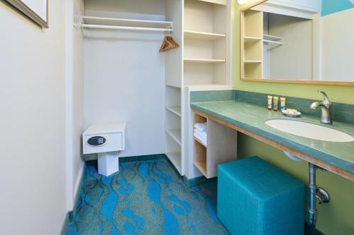 檀香山雅诗顿威基基环岛酒店的一间带水槽和镜子的浴室