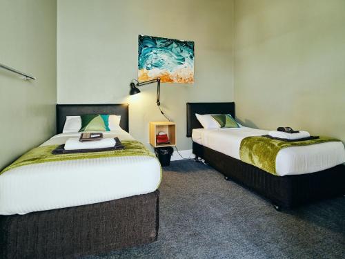 CollieBlack Diamond Lodge的两间带两张床的酒店客房