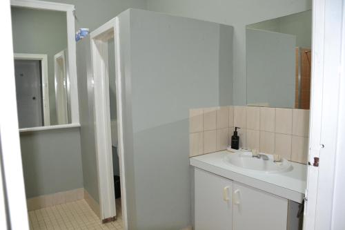 CollieBlack Diamond Lodge的白色的浴室设有水槽和镜子