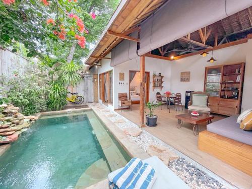 吉利阿尔Villa Casa Koko的庭院中带游泳池的房子