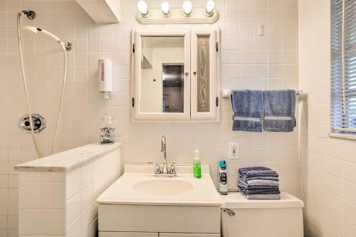 沃思湖Central and Cozy Studio Shop, Swim and Explore!的白色的浴室设有水槽和镜子