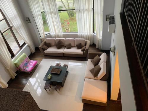 Kampong TengCA Homestay Borneo Highland的客厅配有沙发和桌子