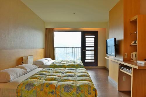奋起湖阿里山梅園樓觀景飯店的酒店客房设有两张床和一台平面电视。