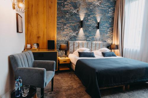 奥普尔扎拉威拉酒店的一间卧室配有两张床和椅子