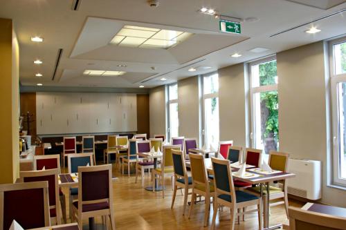 塞克希费黑瓦尔森特盖勒特旅舍的用餐室设有桌椅和窗户。