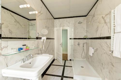 奎里纳莱酒店的一间浴室