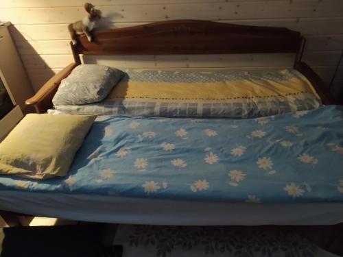 索特Pikkuporo的客房内的两张床,配有鲜花床垫