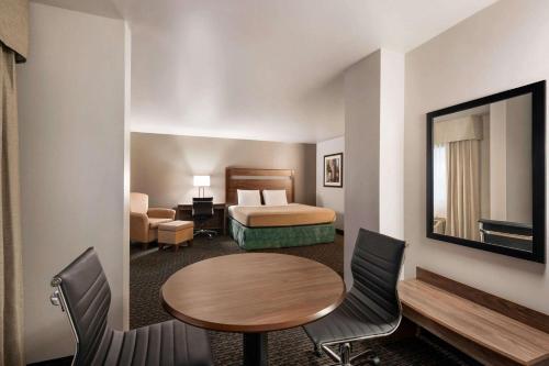 布法罗贝蒙特旅馆套房酒店客房内的一张或多张床位