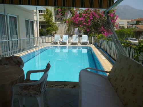 费特希耶奇切克公寓酒店的一个带椅子的大型游泳池