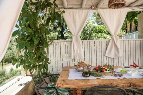 YerolákkosVerekinthos Villa, a Fine Country Retreat, By ThinkVilla的一张桌子上放着一篮水果和蔬菜