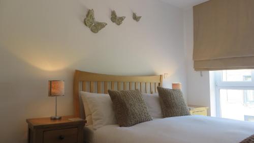 剑桥维耶城市之家酒店的卧室配有一张床上的蝴蝶壁床。