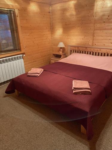 沃罗赫塔LEX的一间卧室配有一张床,上面有两条毛巾