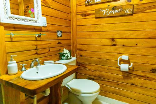 乌斯帕亚塔Mini Inca Roca的浴室配有白色卫生间和盥洗盆。