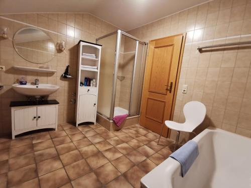 施万高Haus Bullachberg的带浴缸、水槽和淋浴的浴室