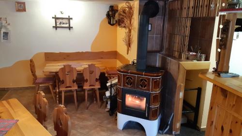 小莫拉夫卡Chata U Vlastíka的厨房配有炉灶和桌椅