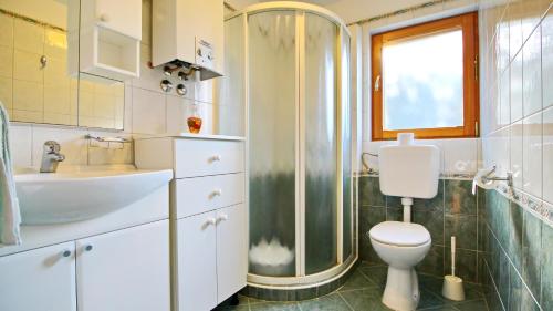尼亚卢卡Vacation House Katica的浴室配有卫生间、盥洗盆和淋浴。