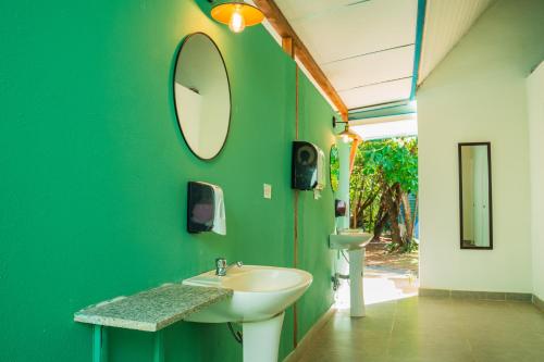 普拉纳维瑙Selina River Venao的绿色浴室设有水槽和镜子