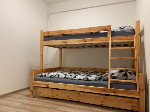 克拉利基Apartmán na náměstí的一间卧室配有两张双层床。