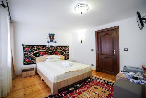 下维谢乌乡Casa Luca的一间卧室配有一张床和一扇木门