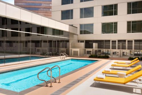 休斯顿InterContinental Houston, an IHG Hotel的建筑物中游泳池的形象