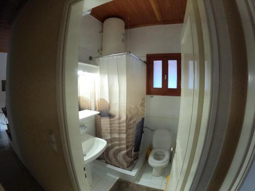 普拉曼塔4 Seasons Tzoumerka Senses的一间带卫生间和水槽的小浴室