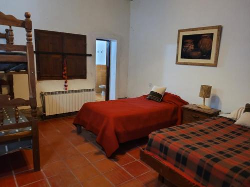 卡奇ARK - Una casa con sabor a hogar的一间卧室配有一张床和一张双层床。