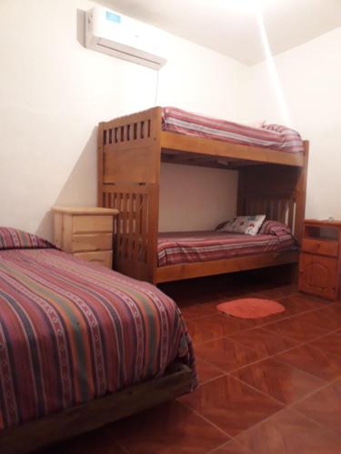 乌尼翁镇Pillanhuasi alquiler por dia的一间卧室配有两张双层床。