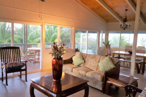 凯阿奥Hawaiian Paradise的客厅配有沙发和桌子
