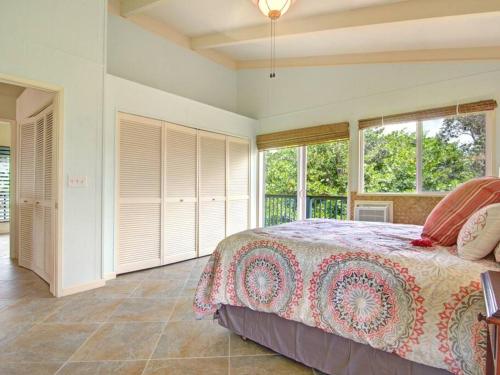 凯阿奥Hawaiian Paradise的一间卧室设有床和窗户