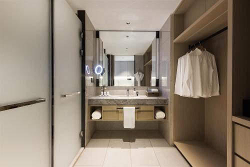 南京金融城辉盛名致服务公寓的一间浴室