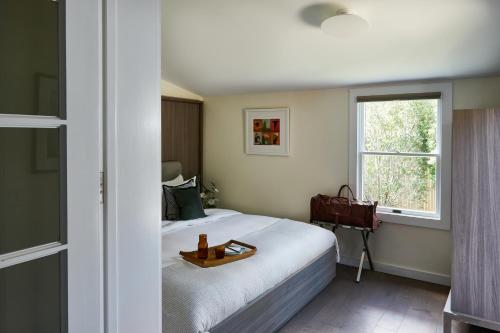 阿默甘西特The Roundtree, Amagansett的一间卧室配有一张带木制托盘的床