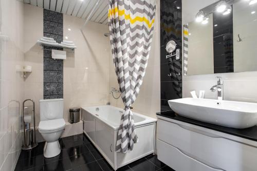 伊尔库茨克多罗格7号酒店的一间带水槽、浴缸和卫生间的浴室