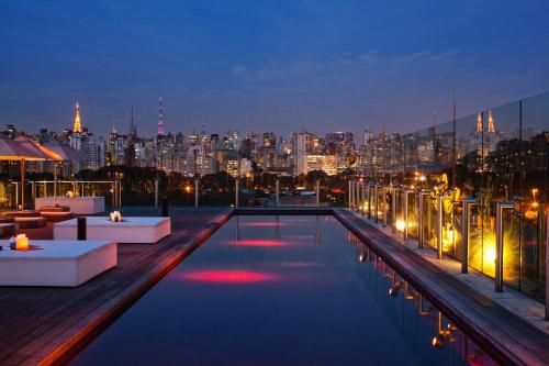 圣保罗至尊酒店的屋顶游泳池,晚上可欣赏到城市美景